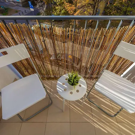 Walowa With Balcony Downtown By Renters Appartement Varsovie