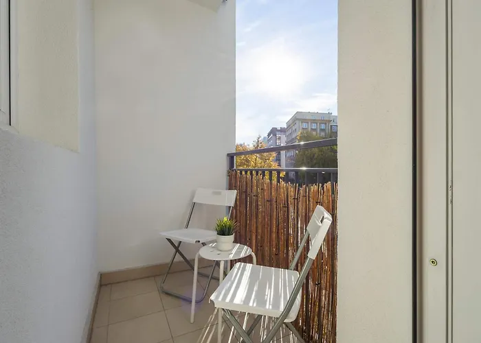 Wałowa With Balcony Downtown By Renters Apartament